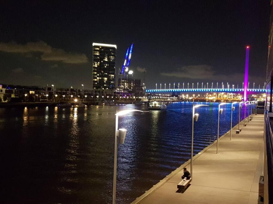 Melbourne Docklands Riverside Views Bagian luar foto